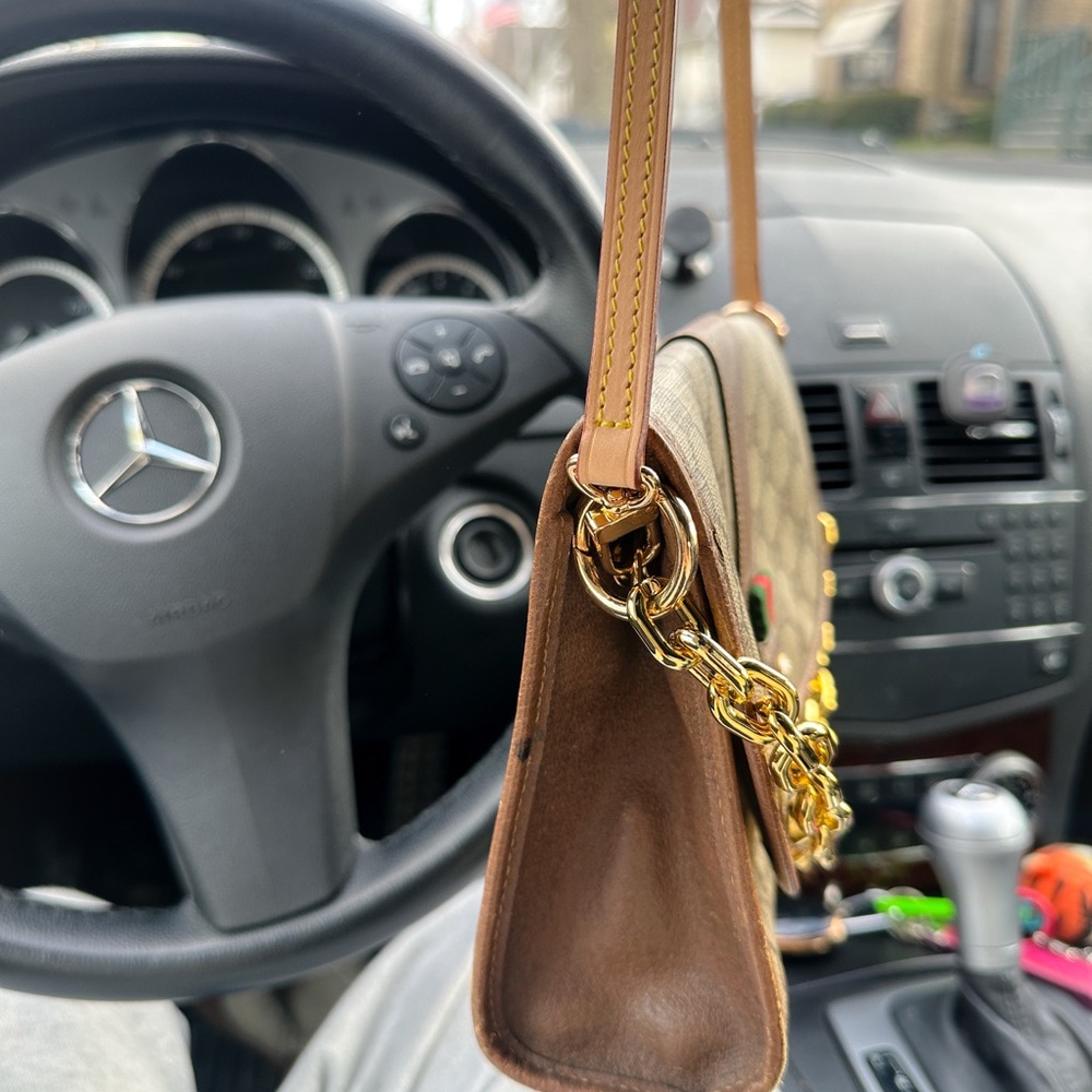 ✨🍒Vintage Gucci Beige GG Canvas Shoulder Bag with Brown Trim and Gold Chain🍒✨ - Picture 8 of 13